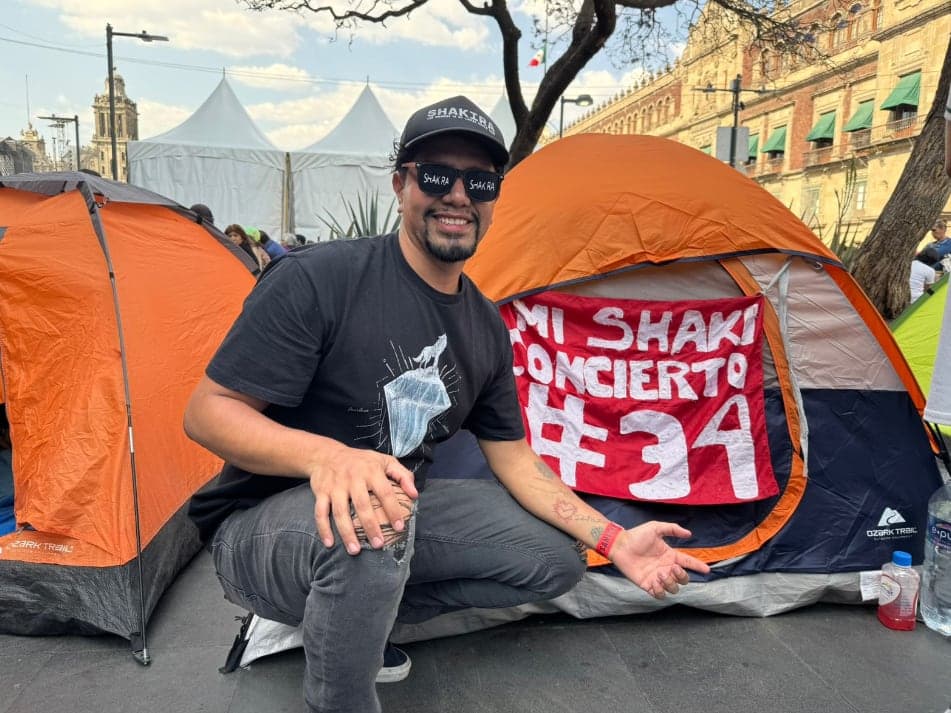 ¡Shakira regresa al Zócalo! Fan la sigue desde hace 19 años