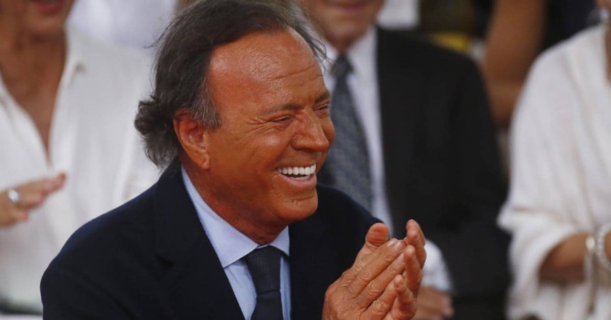 Julio Iglesias expone mensajes contra acusaciones de acoso