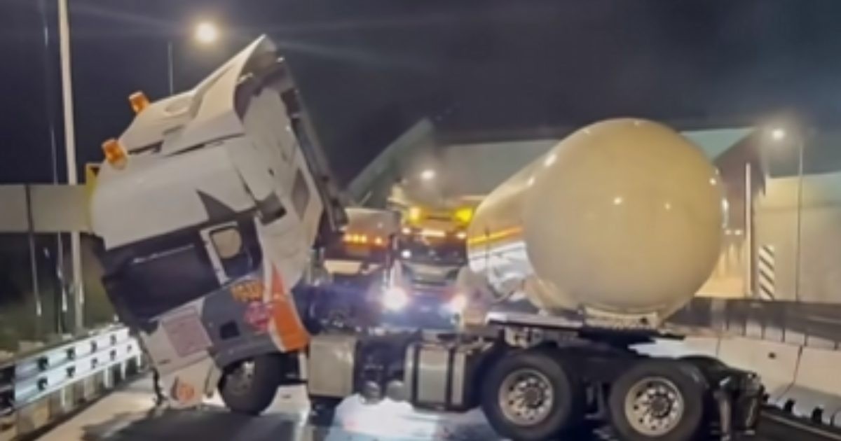 Accidente y derrumbe dejan atrapados a automovilistas en carreteras de Hidalgo