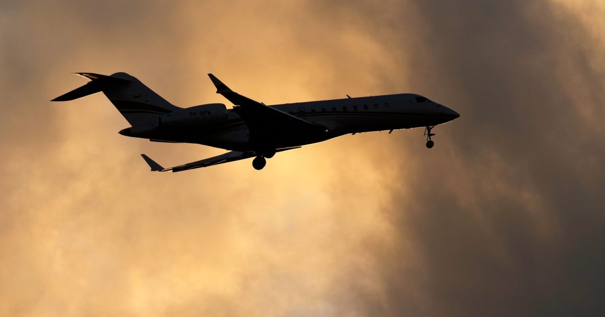 Vuelo de terror: piloto apuñala a copiloto y casi estrella avión con israelíes a bordo