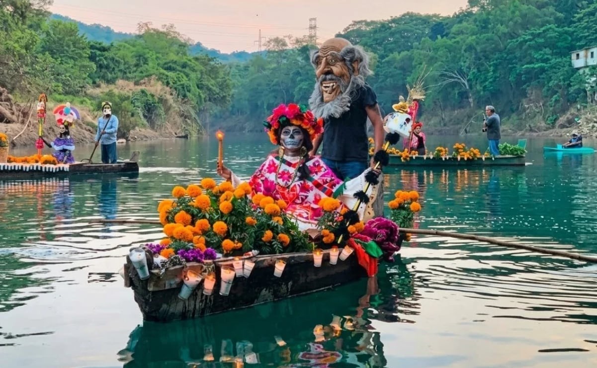 Canoas Xantoleras iluminan el río Axtla este 31 de octubre